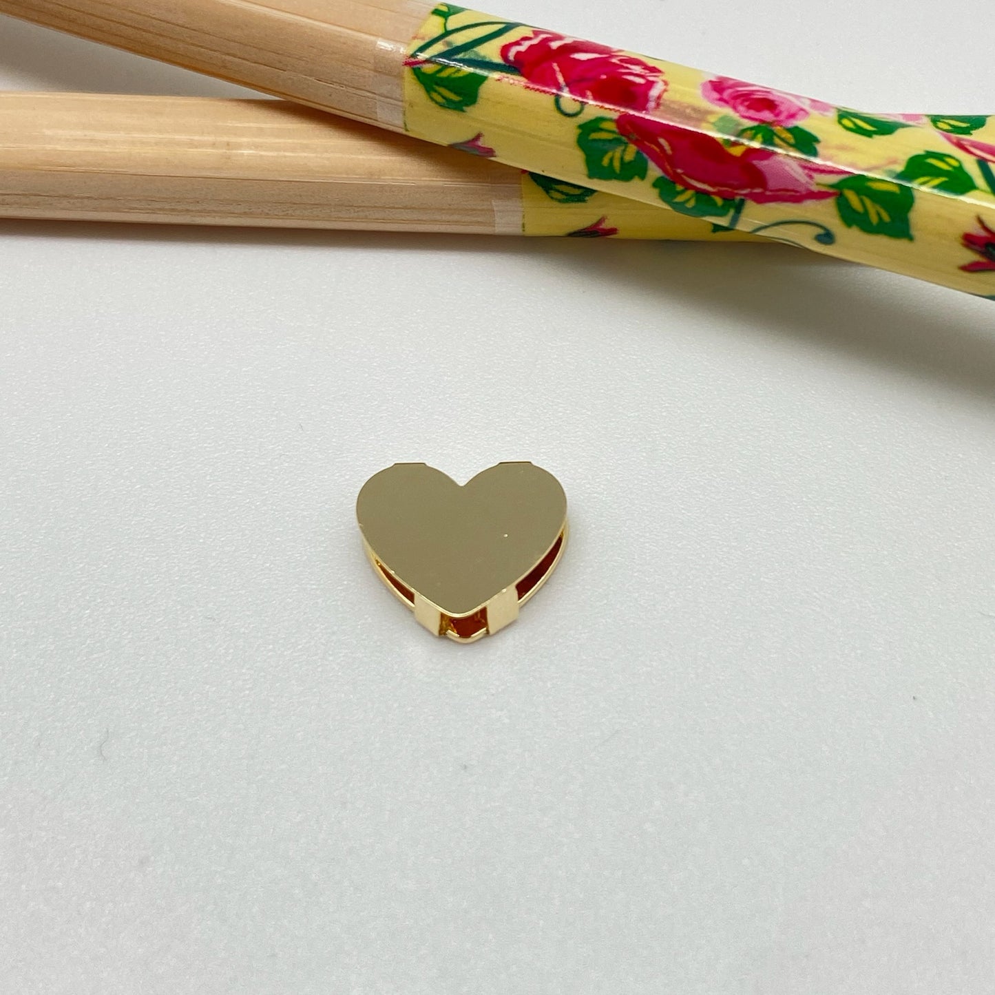 FO958 Colgante Corazón para pasar 11x11 mm Figura Baño Oro Figuras Bañadas hecho de Bronce Bañado en Oro 18K Joyas Bañadas en Oro