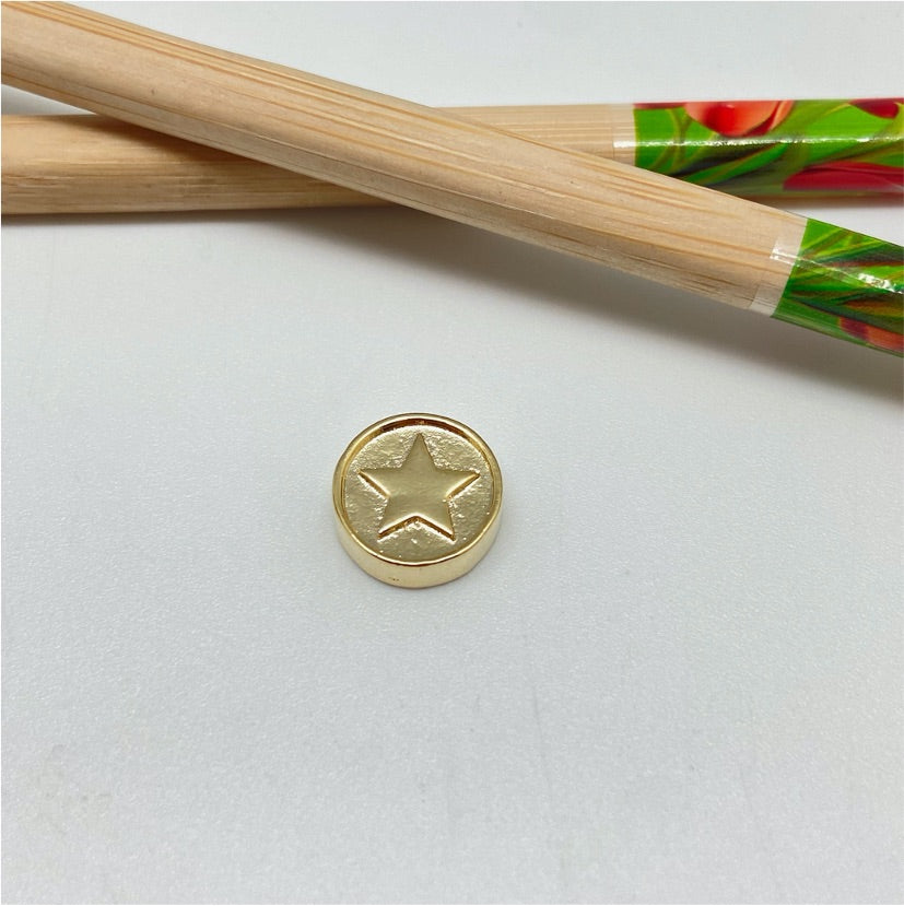 FO962 Colgante con Estrella estampada en relieve para pasar diá. 12 mm espesor 4 mm Figura Baño Oro Figuras Bañadas hecho de Bronce Bañado en Oro 18K Joyas Bañadas en Oro