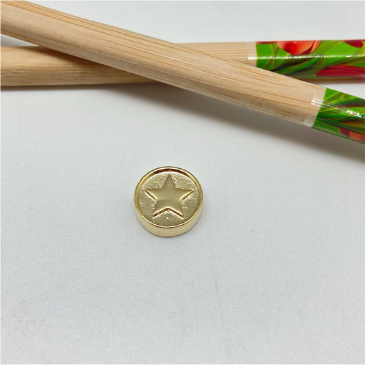 FO962 Colgante con Estrella estampada en relieve para pasar diá. 12 mm espesor 4 mm Figura Baño Oro Figuras Bañadas hecho de Bronce Bañado en Oro 18K Joyas Bañadas en Oro