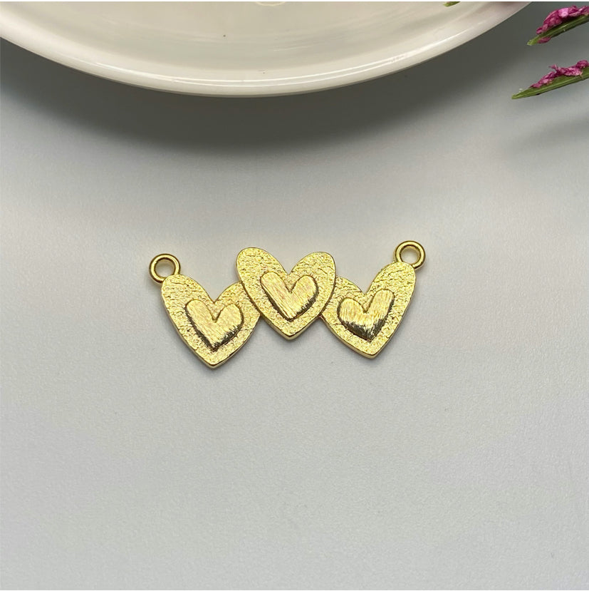 FO969 Colgante Triple Corazón con corazón en relieve lijado 12x30 mm argollitas en lados Figura Baño Oro Figuras Bañadas hecho de Bronce Bañado en Oro 18K Joyas Bañadas en Oro