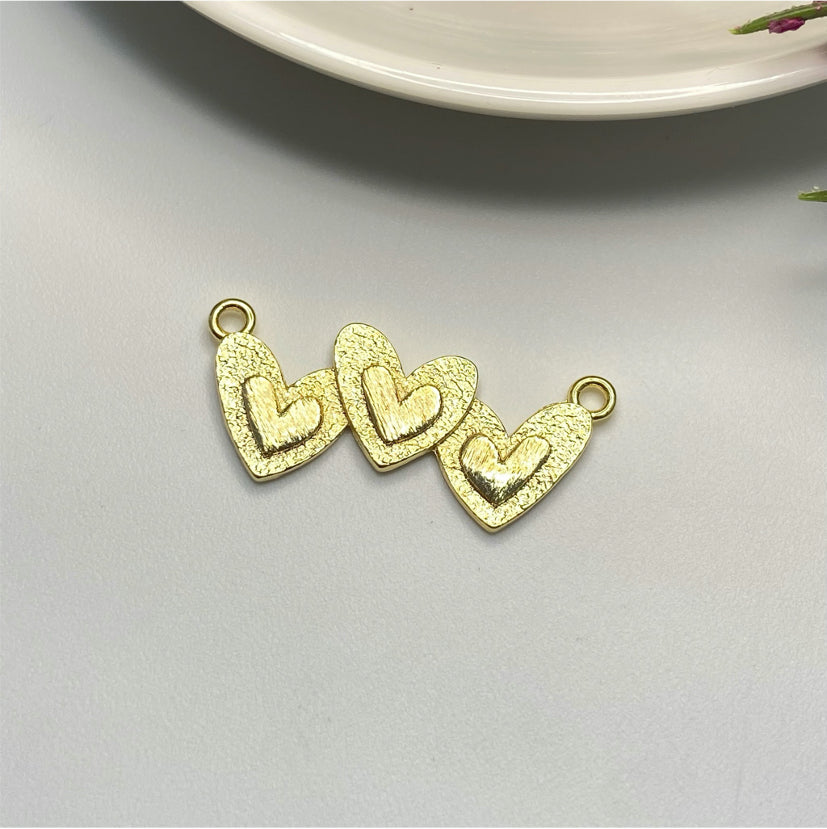 FO969 Colgante Triple Corazón con corazón en relieve lijado 12x30 mm argollitas en lados Figura Baño Oro Figuras Bañadas hecho de Bronce Bañado en Oro 18K Joyas Bañadas en Oro