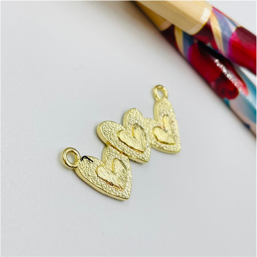 FO969 Colgante Triple Corazón con corazón en relieve lijado 12x30 mm argollitas en lados Figura Baño Oro Figuras Bañadas hecho de Bronce Bañado en Oro 18K Joyas Bañadas en Oro