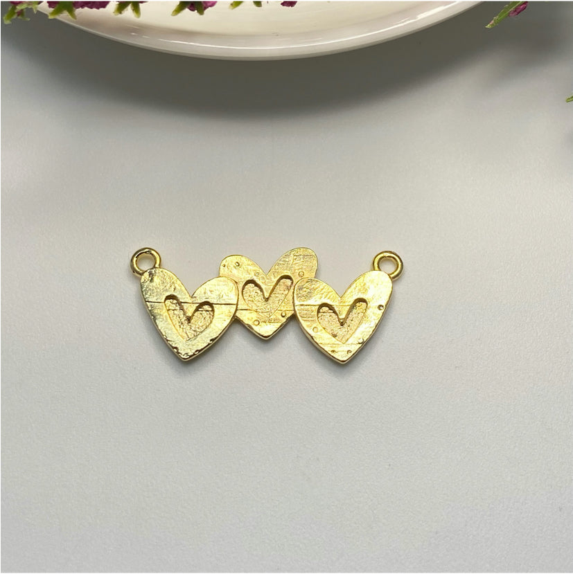FO969 Colgante Triple Corazón con corazón en relieve lijado 12x30 mm argollitas en lados Figura Baño Oro Figuras Bañadas hecho de Bronce Bañado en Oro 18K Joyas Bañadas en Oro