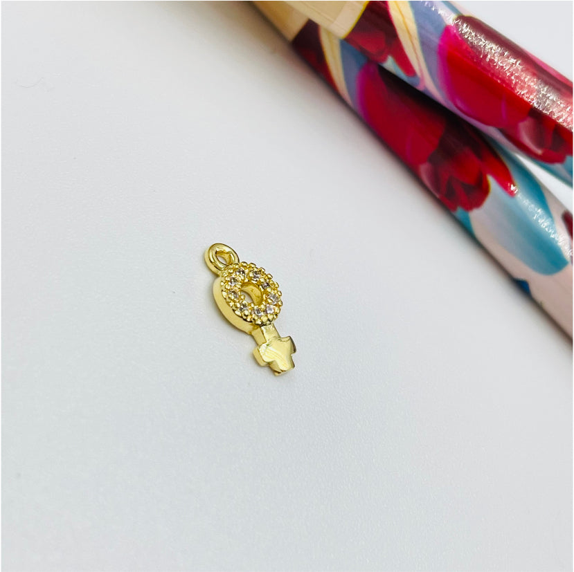 FO977 Colgante símbolo Sexo Femenino con micro circones 9x5 mm más argollita Figura Baño Oro Figuras Bañadas hecho de Bronce Bañado en Oro 18K Joyas Bañadas en Oro