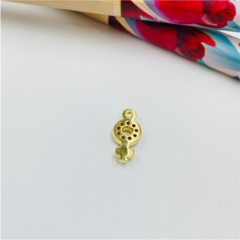 FO977 Colgante símbolo Sexo Femenino con micro circones 9x5 mm más argollita Figura Baño Oro Figuras Bañadas hecho de Bronce Bañado en Oro 18K Joyas Bañadas en Oro