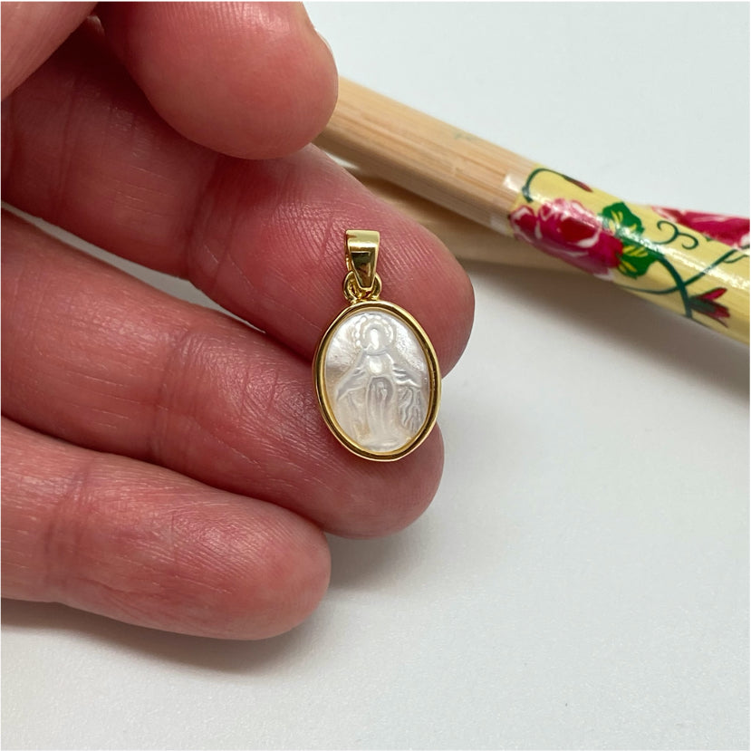 FO997 Colgante Ovalado Virgen de los Rayos o Milagrosa tallada en nácar 13 x 10 mm más valier Figura Baño Oro Figuras Bañadas hecho de Bronce Bañado en Oro 18K Joyas Bañadas en Oro