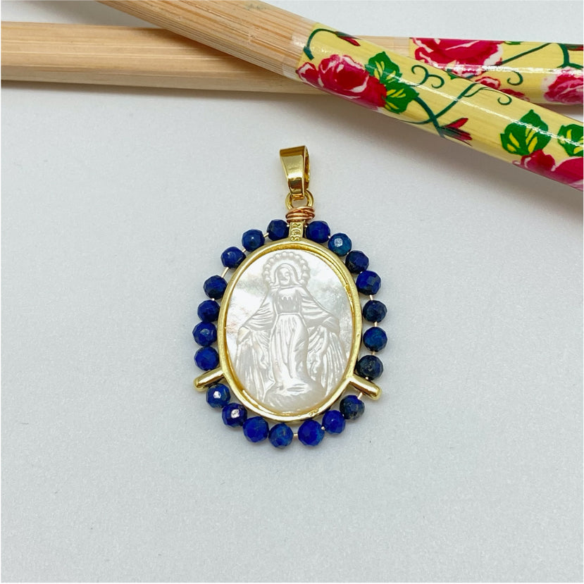 FO999 Colgante Ovalado Virgen de los Rayos o Milagrosa tallada en nácar Borde piedras Lapis lazuli 3 mm 29 x 24 mm más valier Figura Baño Oro Figuras Bañadas hecho de Bronce Bañado en Oro 18K Joyas Bañadas en Oro