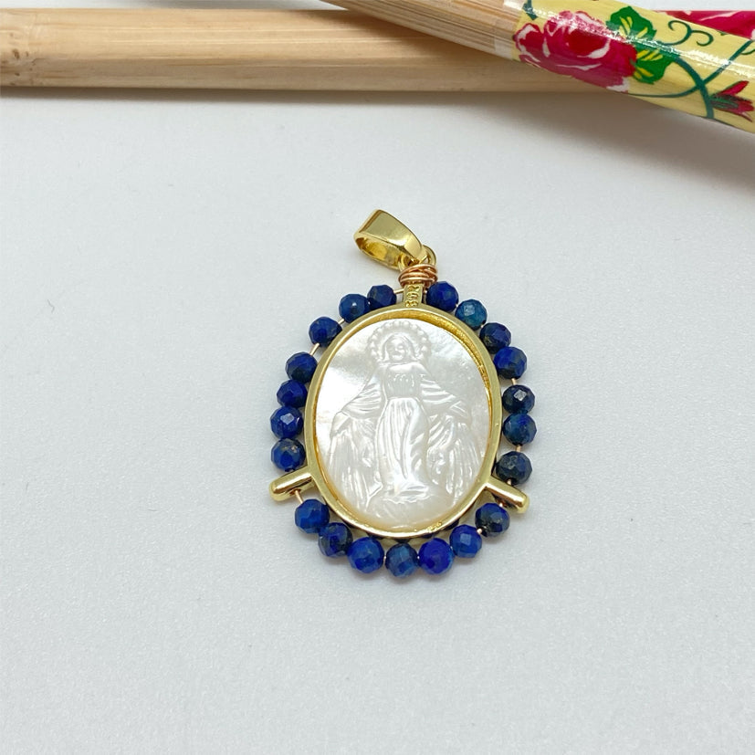 FO999 Colgante Ovalado Virgen de los Rayos o Milagrosa tallada en nácar Borde piedras Lapis lazuli 3 mm 29 x 24 mm más valier Figura Baño Oro Figuras Bañadas hecho de Bronce Bañado en Oro 18K Joyas Bañadas en Oro