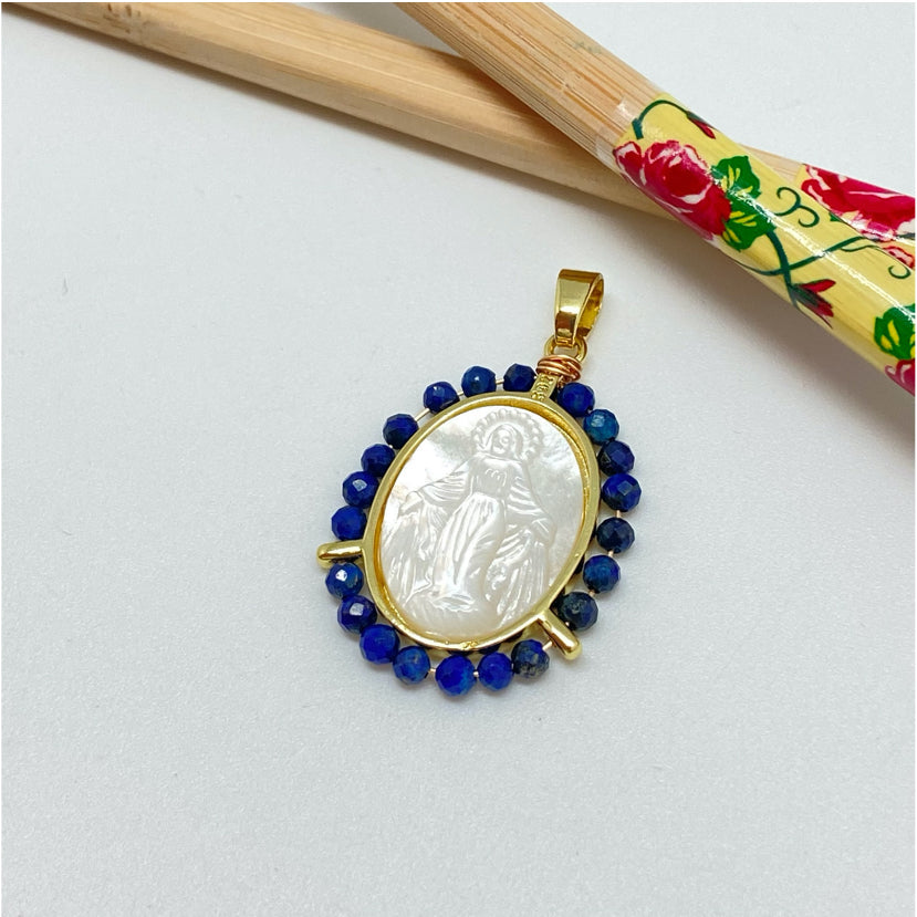 FO999 Colgante Ovalado Virgen de los Rayos o Milagrosa tallada en nácar Borde piedras Lapis lazuli 3 mm 29 x 24 mm más valier Figura Baño Oro Figuras Bañadas hecho de Bronce Bañado en Oro 18K Joyas Bañadas en Oro