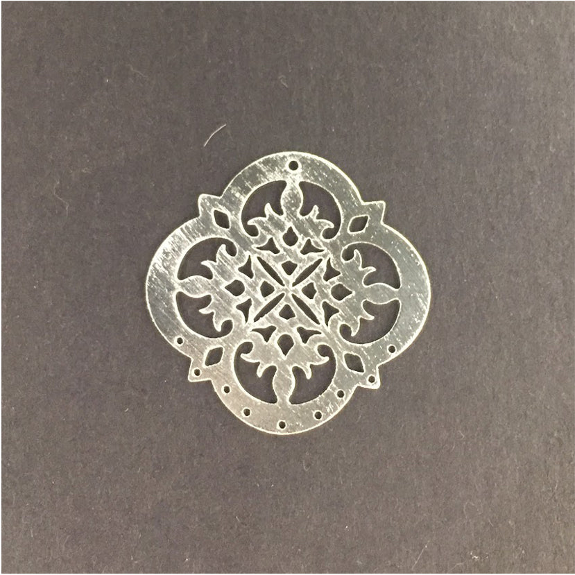 FP168 Figura Calada 36 mm 9 perforaciones inferiores Figura Baño Plata Figuras Bañadas en Oro y Plata hecho de Bronce Bañado en Plata 50 ml