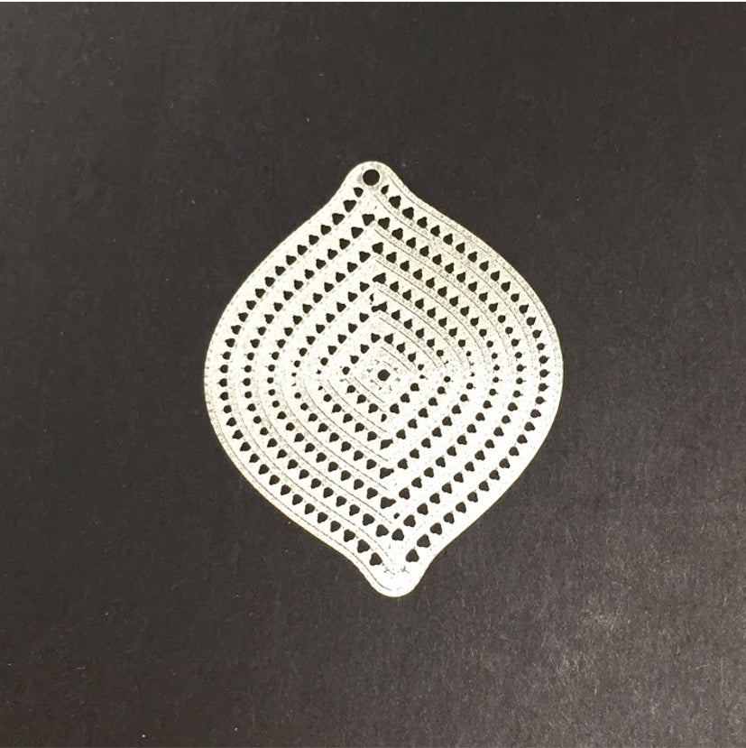 FP176 Figura Calada 36 mm 1 perforación Figura Baño Plata Figuras Bañadas en Oro y Plata hecho de Bronce Bañado en Plata 50 ml