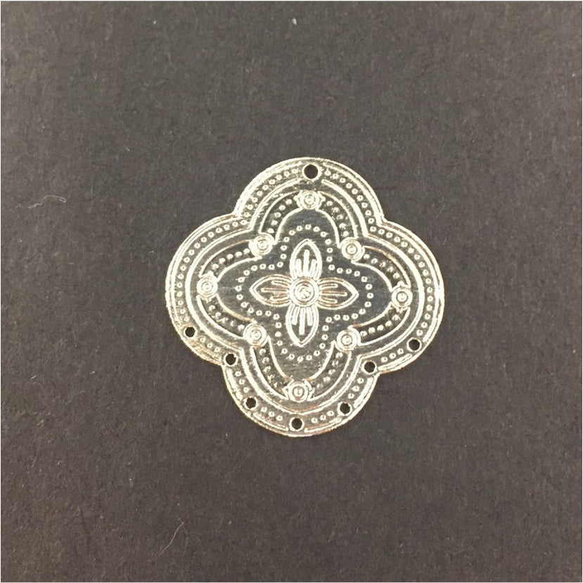 FP180 Figura Estampada en Relieve 22 mm 7 perforaciones inferiores Figura Baño Plata Figuras Bañadas en Oro y Plata hecho de Bronce Bañado en Plata 50 ml