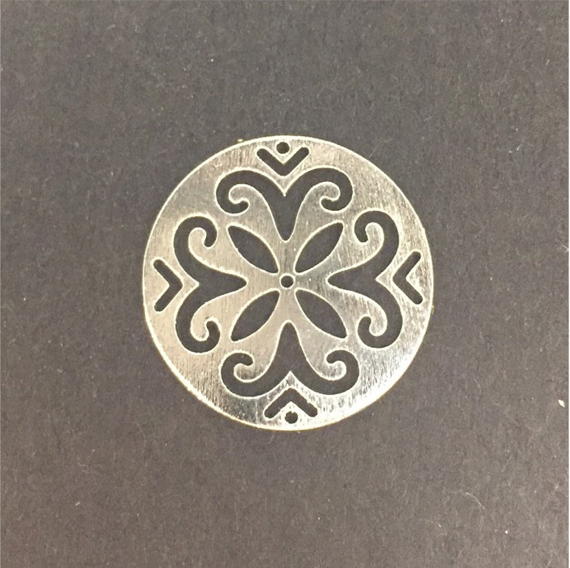 FP183 Figura Calada 25 mm 2 perforaciones Figura Baño Plata Figuras Bañadas en Oro y Plata hecho de Bronce Bañado en Plata 50 ml