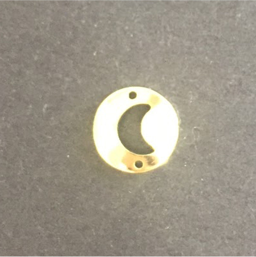 FO197 Conector Medalla Luna Calada 11 mm Figura Baño Oro Figuras Bañadas en Oro y Plata hecho de Bronce Bañado en Oro 18K
