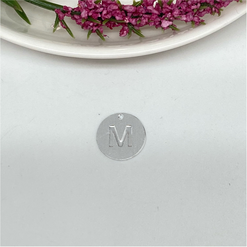 FP200 Medalla Letras 12 mm Figura Baño Plata Figuras Bañadas en Oro y Plata hecho de Bronce Bañado en Plata 50 ml