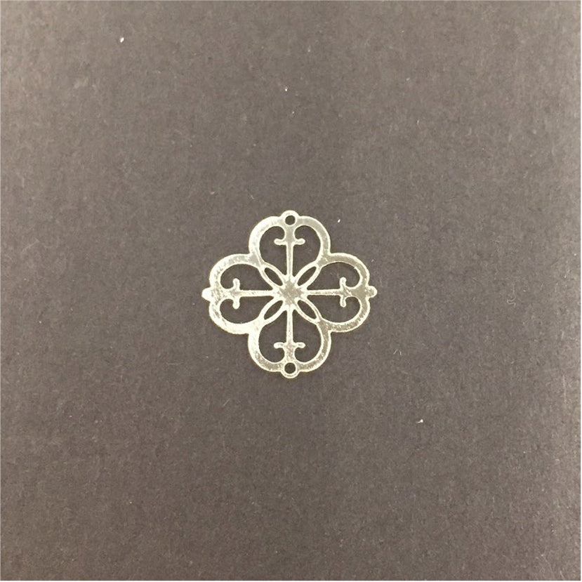 FP201 Figura Calada Colgante o Conector Flor Liz calada tipo trébol 20 mm 2 Perforaciones Figura Baño Plata Figuras Bañadas en Oro y Plata hecho de Bronce Bañado en Plata 50 ml