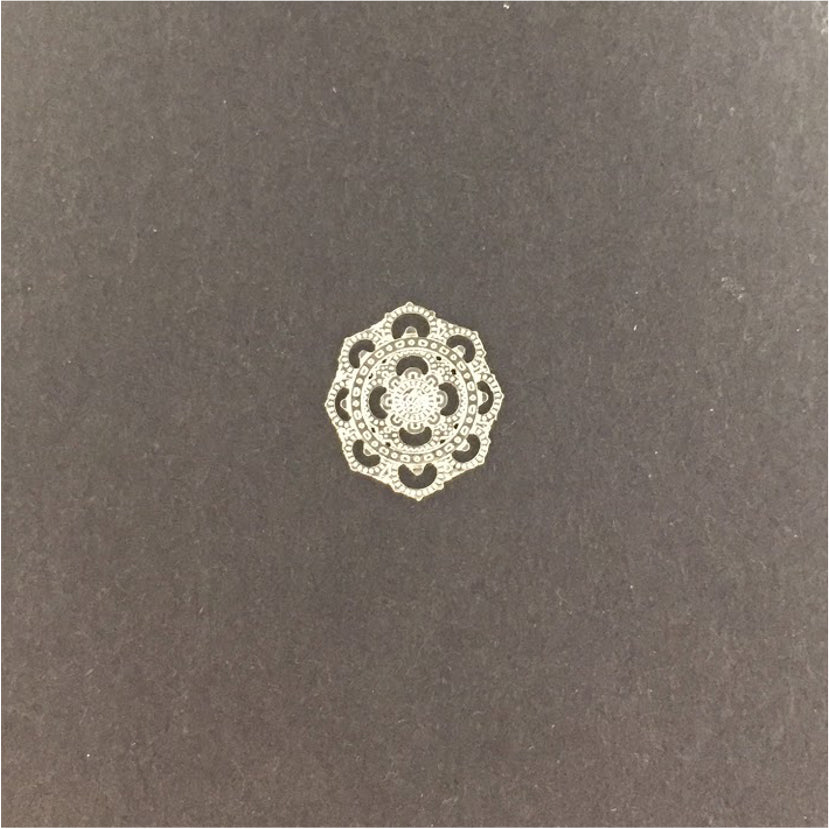 FP209 Figura Calada Flor 16 mm Colgante o Conector Figura Baño Plata Figuras Bañadas en Oro y Plata hecho de Bronce Bañado en Plata 50 ml