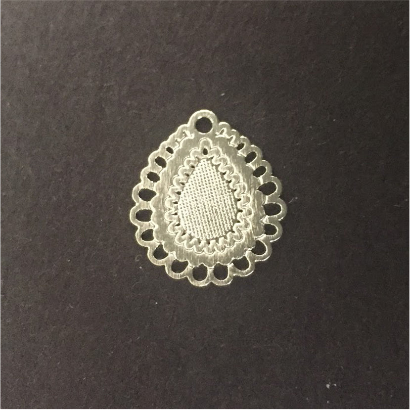 FP219 Figura Calada Bordes Gota 15 x 18 mm Figura Baño Plata Figuras Bañadas en Oro y Plata hecho de Bronce Bañado en Plata 50 ml