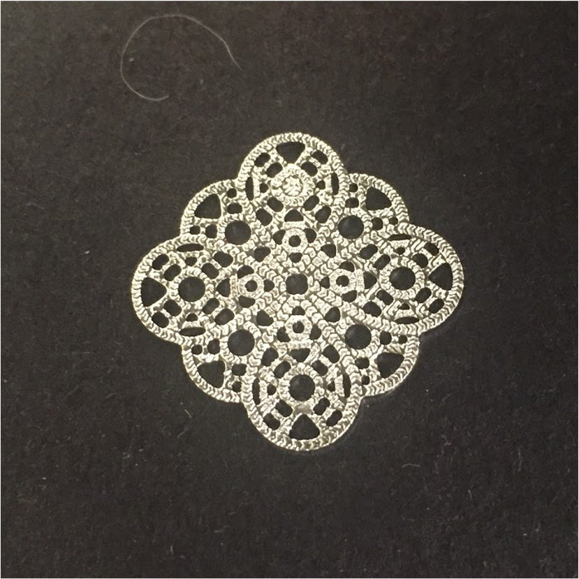 FP220 Figura Calada mándala tipo Rombo 22 mm Colgante o Conector Figura Baño Plata Figuras Bañadas en Oro y Plata hecho de Bronce Bañado en Plata 50 ml