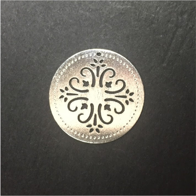 FP223 Figura Calada 25 mm Mandala Liz Figura Baño Plata Figuras Bañadas en Oro y Plata hecho de Bronce Bañado en Plata 50 ml