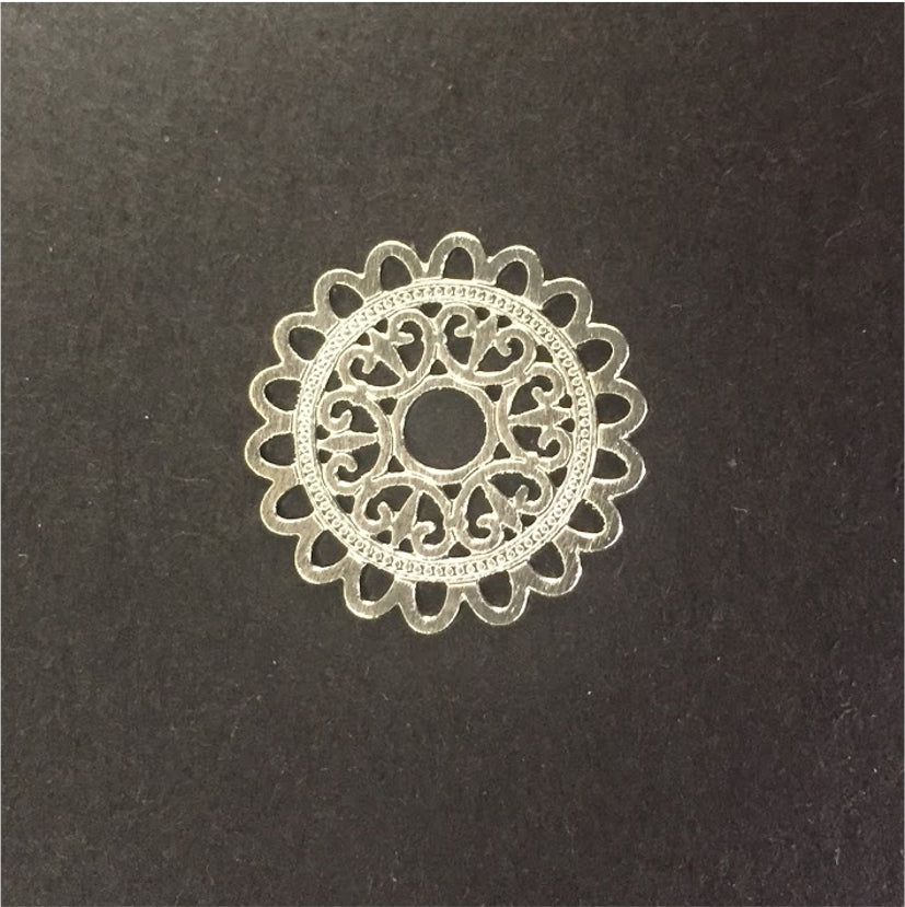 FP224 Figura Calada Mándala Sol bordes calados 20 mm Figura Baño Plata Figuras Bañadas en Oro y Plata hecho de Bronce Bañado en Plata 50 ml