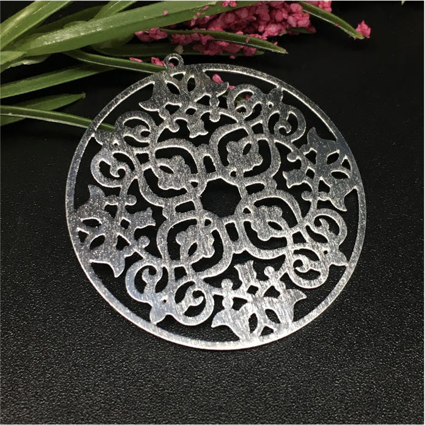 FP320 Figura Calada Mándala con argollita 40 mm Figura Baño Plata Figuras Bañadas en Oro y Plata hecho de Bronce Bañado en Plata 50 ml