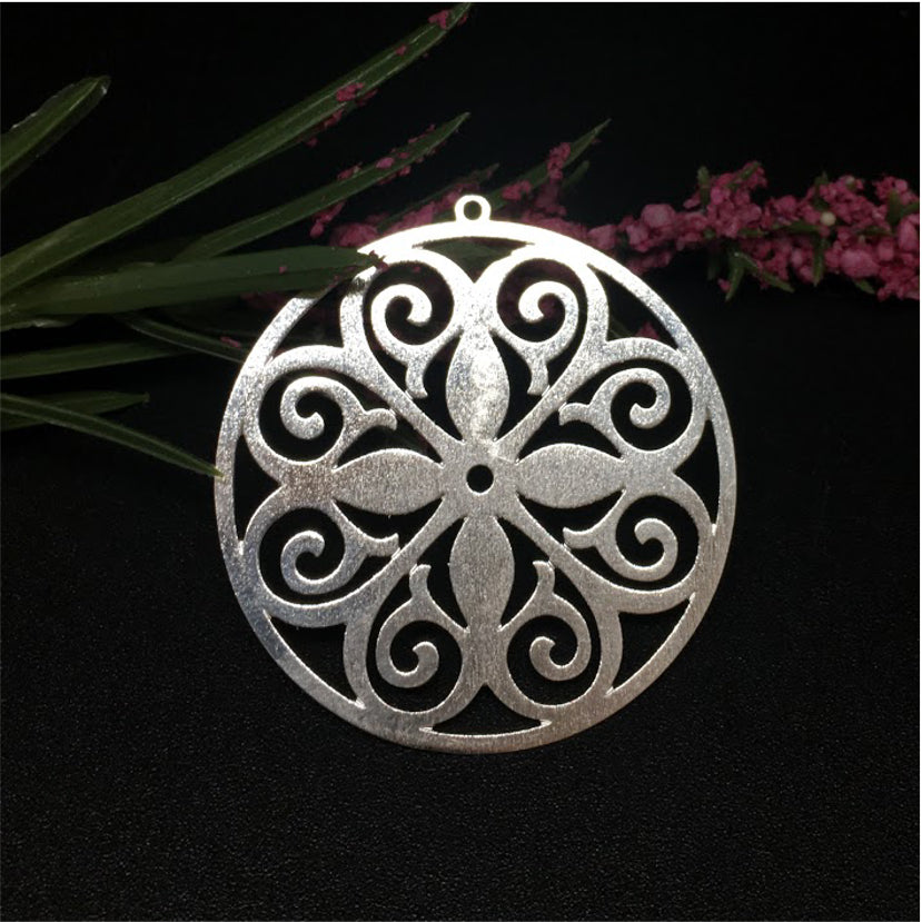 FP324 Figura Calada Mándala con argollita 40 mms Figura Baño Plata Figuras Bañadas en Oro y Plata hecho de Bronce Bañado en Plata 50 ml