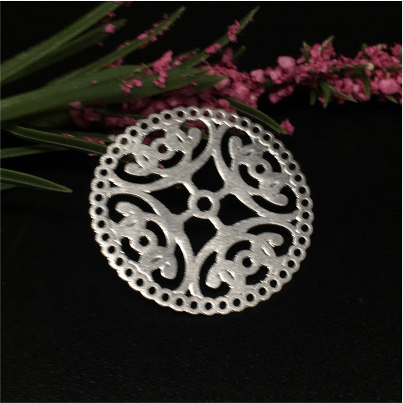 FP331 Figura Calada Todo el borde Calado 32 mm Figura Baño Plata Figuras Bañadas en Oro y Plata hecho de Bronce Bañado en Plata 50 ml