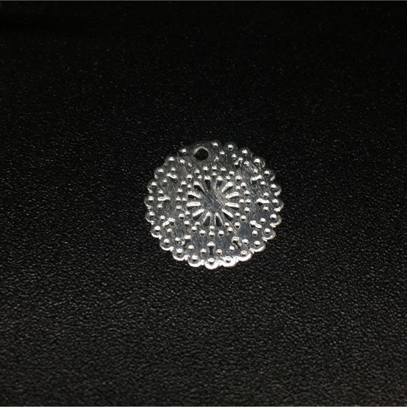 FP335 Figura Calada Flor 12 mm Figura Baño Plata Figuras Bañadas en Oro y Plata hecho de Bronce Bañado en Plata 50 ml