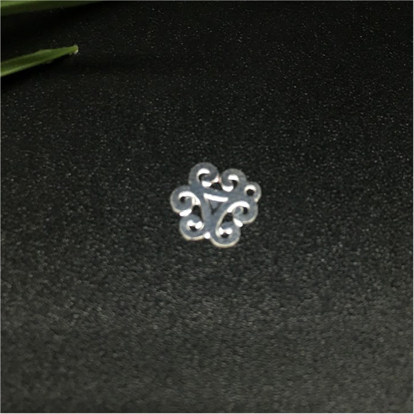 FP337 Figura Calada Arabesco Mini Figura Baño Plata Figuras Bañadas en Oro y Plata hecho de Bronce Bañado en Plata 50 ml