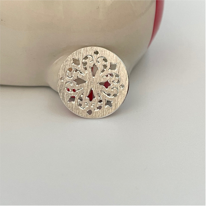 FP344 Mandala calada Flores 13 mm Figura Baño Plata Figuras Bañadas en Oro y Plata hecho de Bronce Bañado en Plata 50 ml