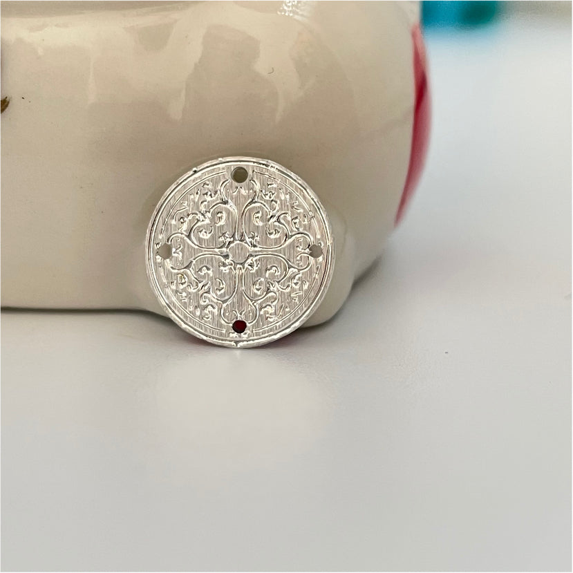 FP347 Mandala Redonda Estampada 4 perforaciones 13 mm Figura Baño Plata Figuras Bañadas en Oro y Plata hecho de Bronce Bañado en Plata 50 ml