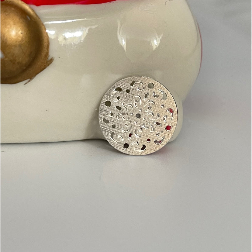 FP351 Mandala redonda calada y estampada diseño floral en el centro 12 mm Figura Baño Plata Figuras Bañadas en Oro y Plata hecho de Bronce Bañado en Plata 50 ml