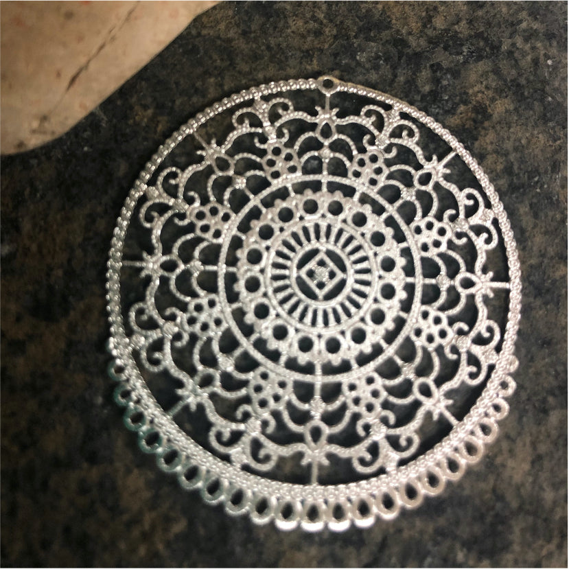 FP397 Figura Calada Tela de Araña Grande con argollitas inferiores 45 mm Figura Baño Plata Figuras Bañadas en Oro y Plata hecho de Bronce Bañado en Plata 50 ml