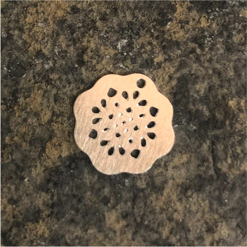 FP400 Figura Calada Flor Borde Liso 14 mm Figura Baño Plata Figuras Bañadas en Oro y Plata hecho de Bronce Bañado en Plata 50 ml