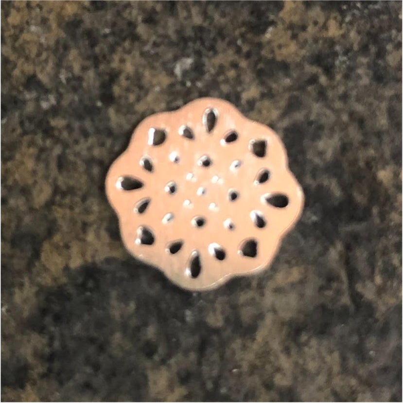 FP403 Figura Calada Flor 14 mm Colgante o Conector Figura Baño Plata Figuras Bañadas en Oro y Plata hecho de Bronce Bañado en Plata 50 ml