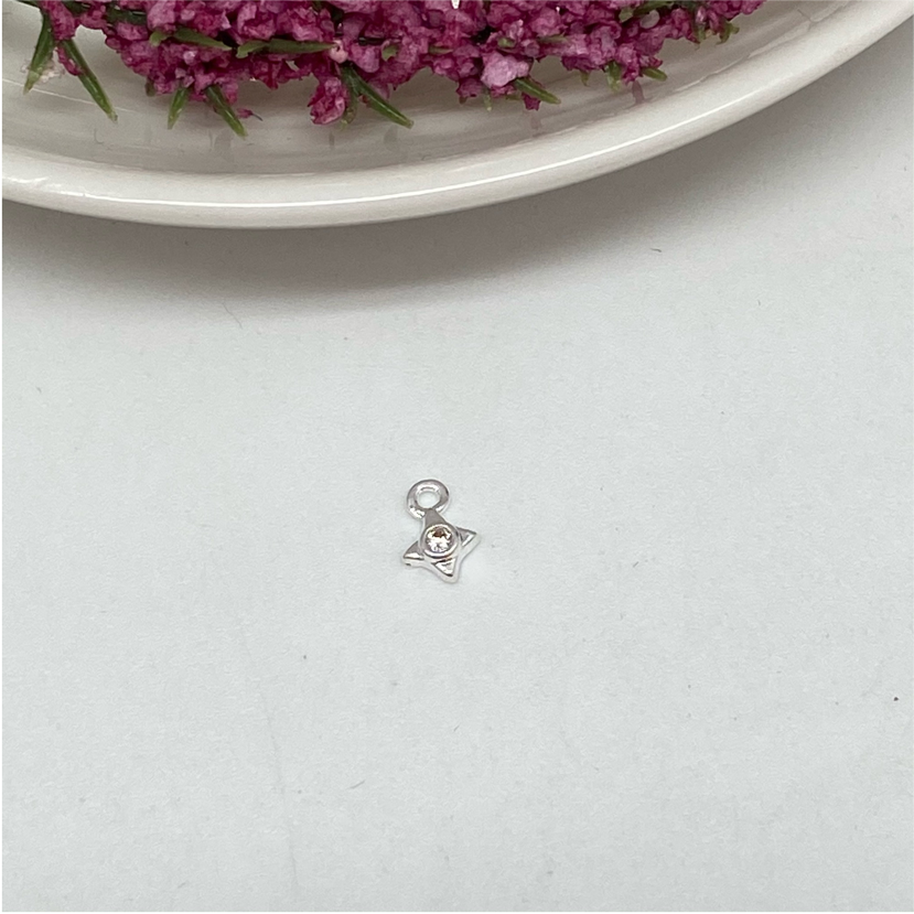 FP472 Estrella 4 Puntas Mini con Circón 4 mm más argollita Figura Baño Plata Figuras Bañadas en Oro y Plata hecho de Bronce Bañado en Plata 50 ml