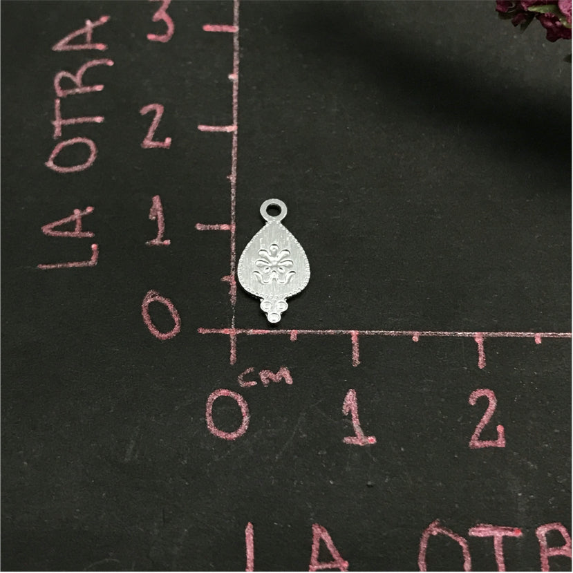 FP481 Mini Gota Flor estampada 12x6 mm Figura Baño Plata Figuras Bañadas en Oro y Plata hecho de Bronce Bañado en Plata 50 ml