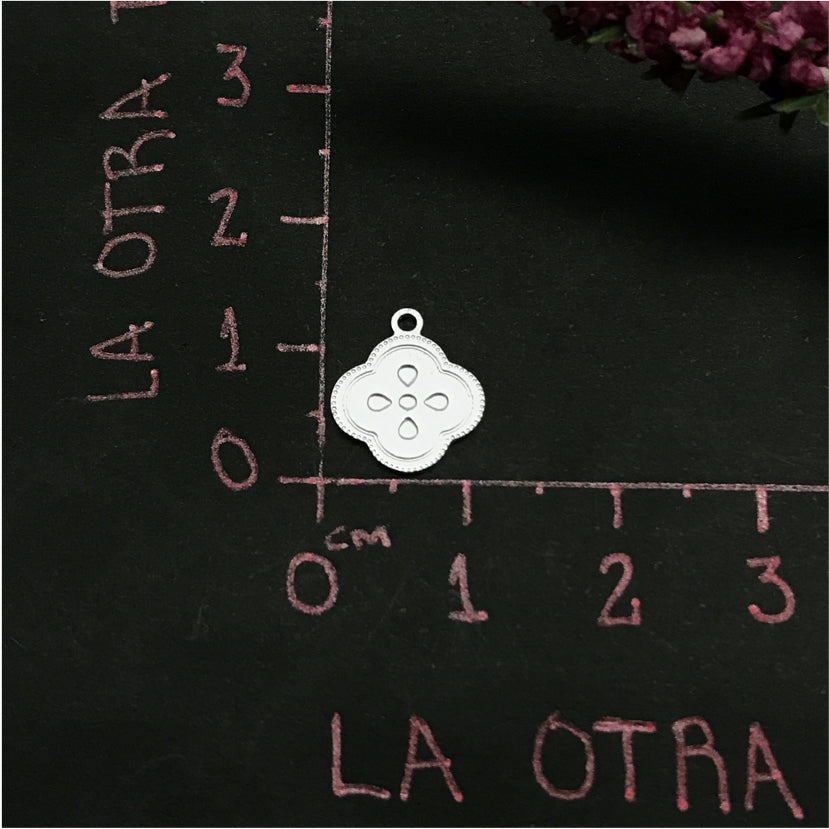 FP484 Trébol 4 Pétalos Estampada Figura Baño Plata Figuras Bañadas en Oro y Plata hecho de Bronce Bañado en Plata 50 ml