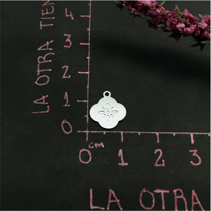 FP487 Trébol Flor Estampada Figura Baño Plata Figuras Bañadas en Oro y Plata hecho de Bronce Bañado en Plata 50 ml