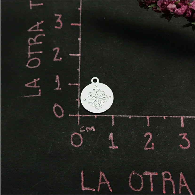 FP488 Colgante Redondo Flor Estampada 10 mm Figura Baño Plata Figuras Bañadas en Oro y Plata hecho de Bronce Bañado en Plata 50 ml