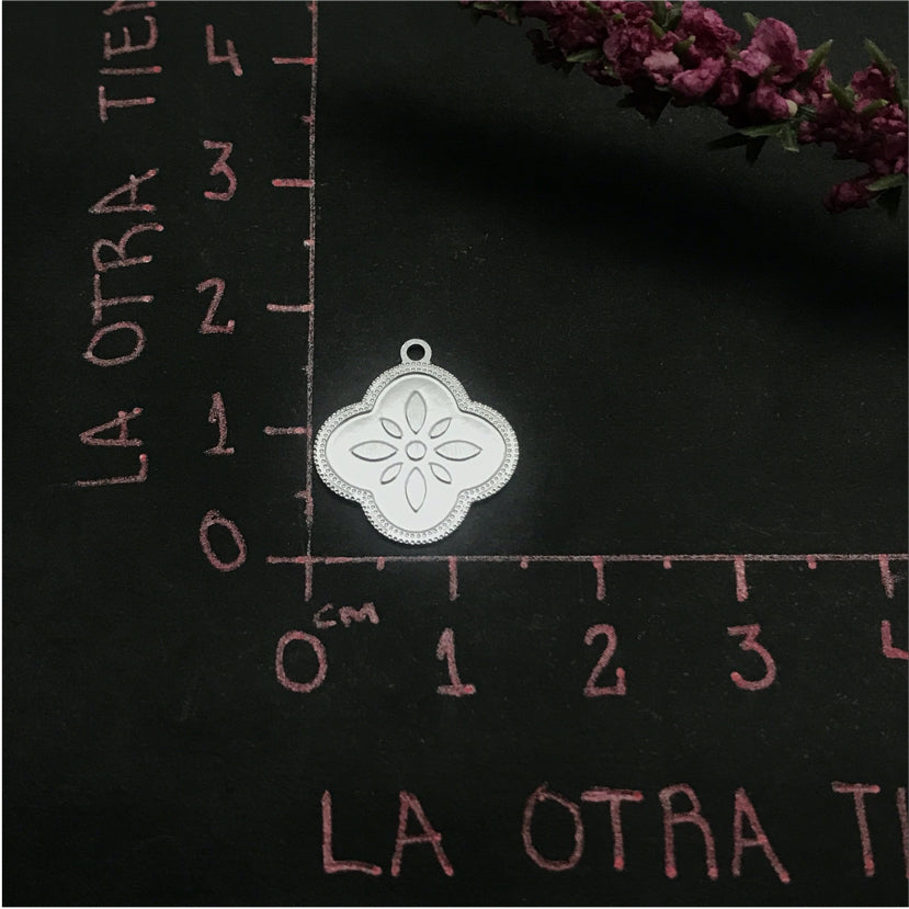 FP493 Trébol Flor Relieve 15 mm Figura Baño Plata Figuras Bañadas en Oro y Plata hecho de Bronce Bañado en Plata 50 ml