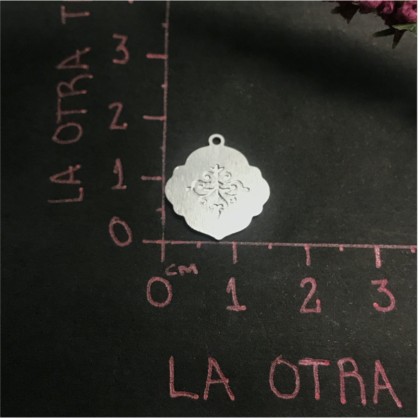 FP496 Flor 8 Puntas Flor de Liz Estampada Figura Baño Plata Figuras Bañadas en Oro y Plata hecho de Bronce Bañado en Plata 50 ml