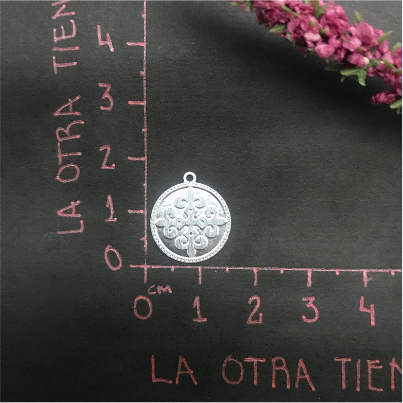 FP498 Colgante Mandala Tipo Cruz 15 mm Figura Baño Plata Figuras Bañadas en Oro y Plata hecho de Bronce Bañado en Plata 50 ml