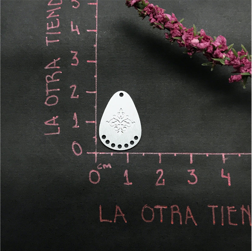 FP508 Gota Flor de Liz 7 Perforaciones 20 x 14 mm Figura Baño Plata Figuras Bañadas en Oro y Plata hecho de Bronce Bañado en Plata 50 ml