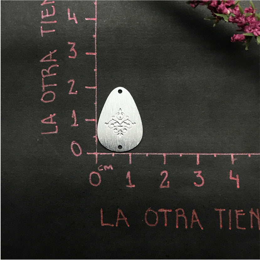 FP510 Gota Flor de Liz 2 Perforaciones 20 x 14 mm Figura Baño Plata Figuras Bañadas en Oro y Plata hecho de Bronce Bañado en Plata 50 ml