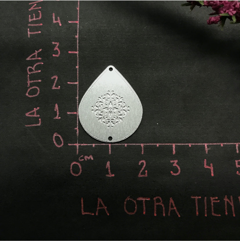 FP513 Gota Flor Rococó Borde Rutilado 2 Perforaciones 20 x 25 mm Figura Baño Plata Figuras Bañadas en Oro y Plata hecho de Bronce Bañado en Plata 50 ml