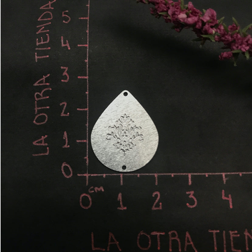 FP516 Gota Flor Fuego 2 Perforaciones 20 x 25 mm Figura Baño Plata Figuras Bañadas en Oro y Plata hecho de Bronce Bañado en Plata 50 ml