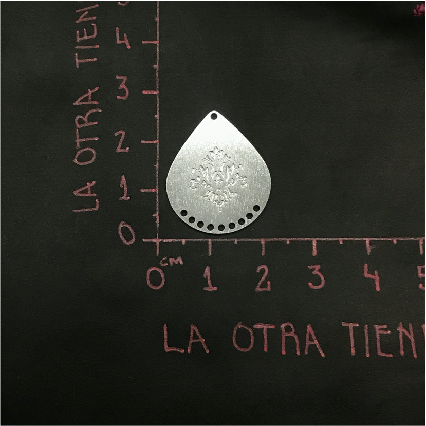 FP518 Gota Flor Fuego 9 Perforaciones 20 x 25 mm Figura Baño Plata Figuras Bañadas en Oro y Plata hecho de Bronce Bañado en Plata 50 ml