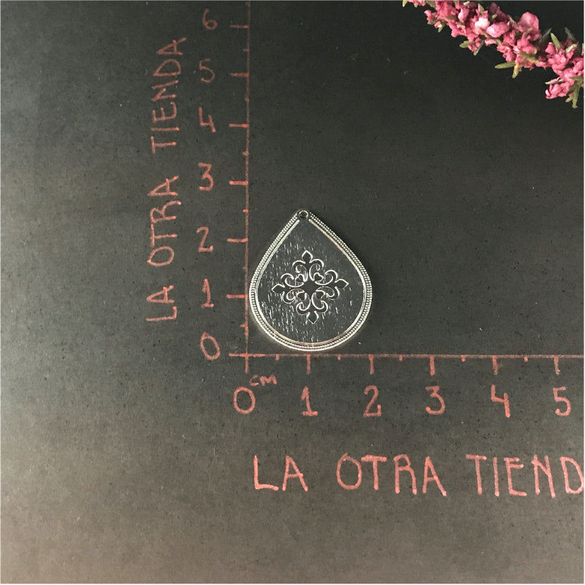 FP520 Gota Flor en Cruz 1 Perforación 20 x 25 mm Figura Baño Plata Figuras Bañadas en Oro y Plata hecho de Bronce Bañado en Plata 50 ml